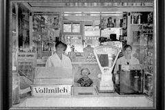 Bimmler-Milchladen-vor-1945-mit-Rahmen